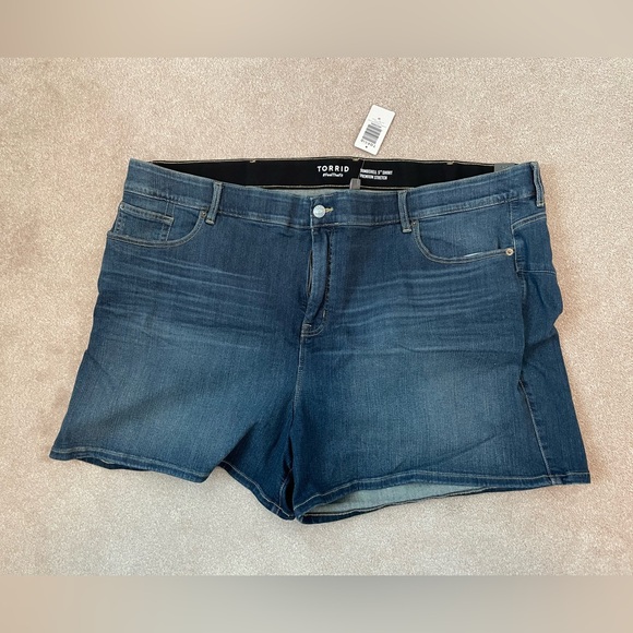 Torrid Plus 5 INCH BOMBSHELL PREMIUM STRETCH HIGH-RISE SHORT - Size 30 - Picture 2 of 4